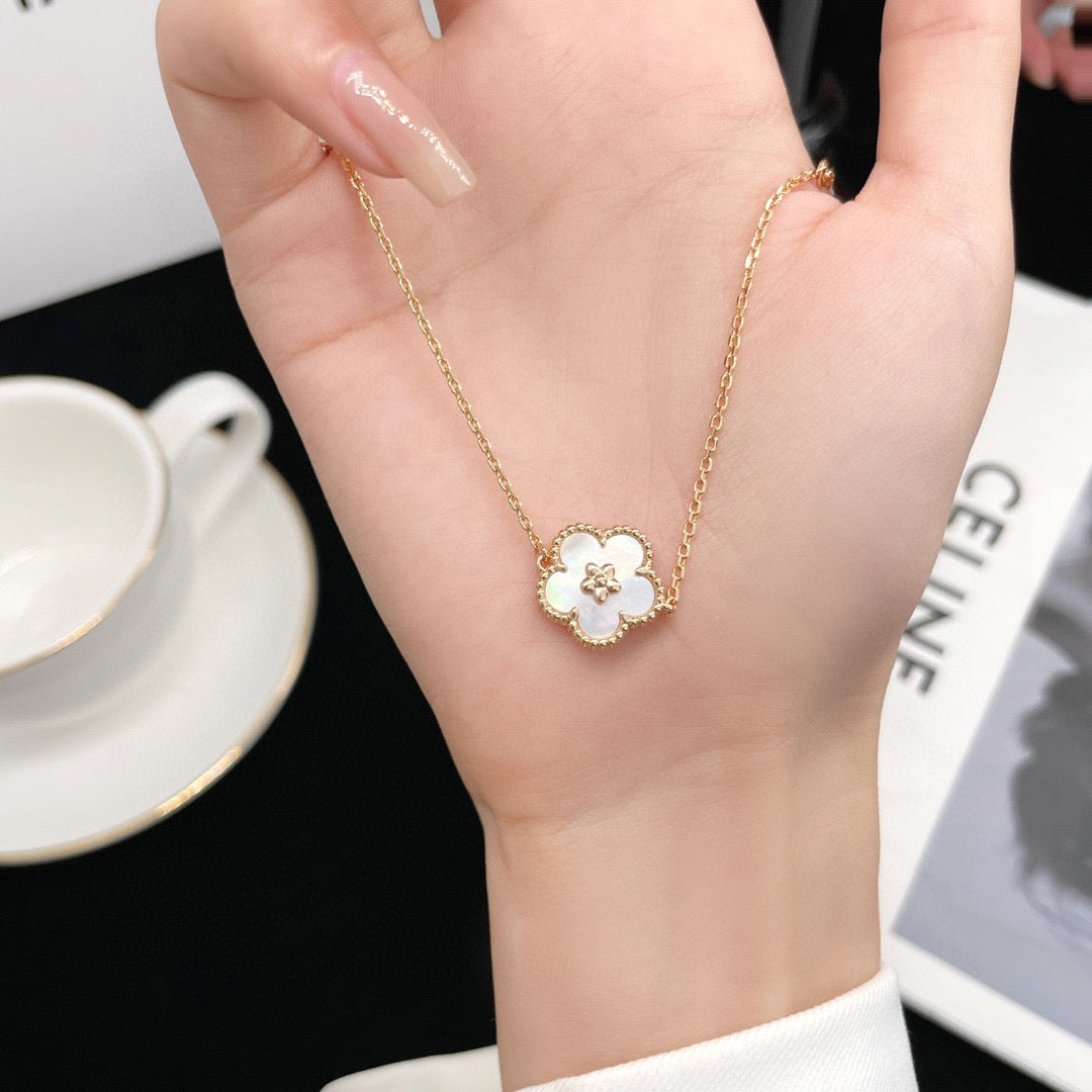 [Royal Fine ]LUCKY WHITE MOP PLUM BLOSSOM  BRACELET